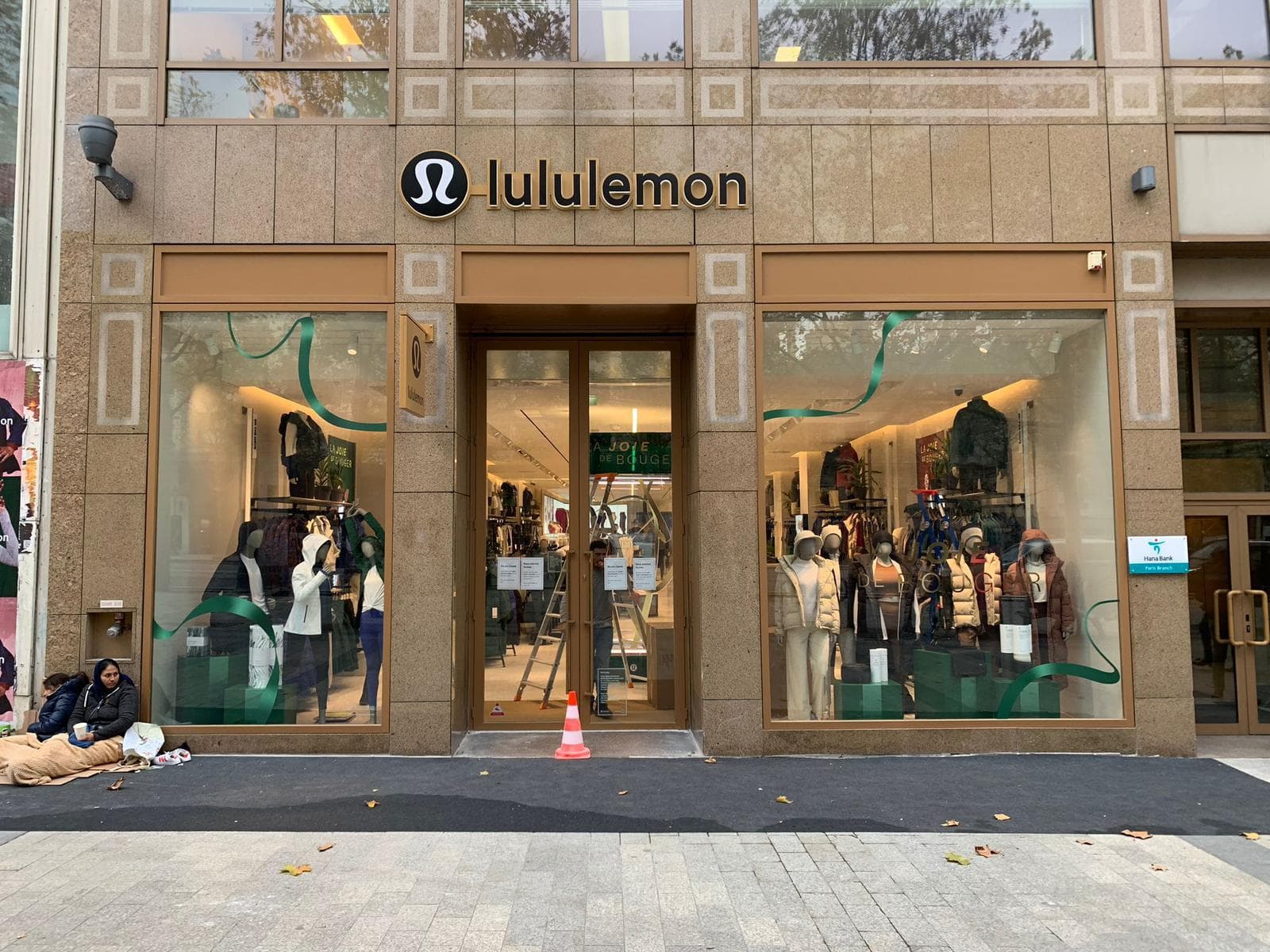 Lululemon, Champs Élysée